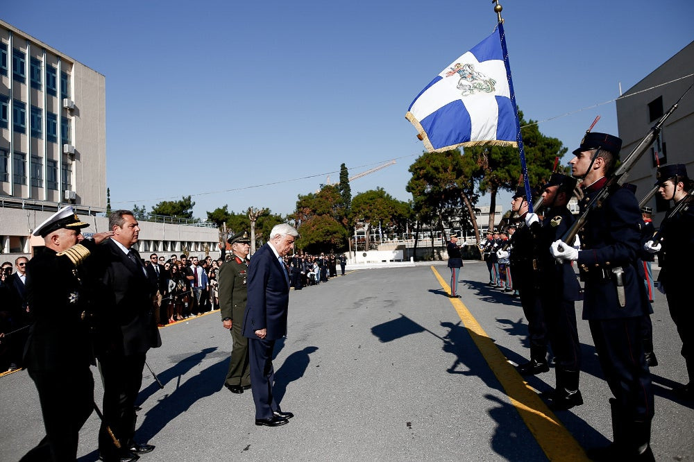 Ο Παυλόπουλος παρέδωσε τα ξίφη σε νέους αξιωματικούς -Ανάμεσά τους 3 αλλοδαποί